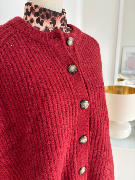 Dunkelroter Alpaka-Woll-Cardigan mit Ballonärmeln