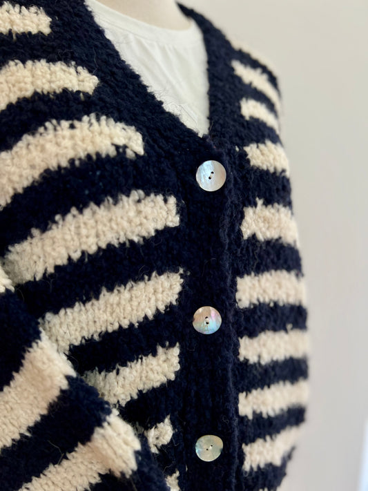 Gestreifter Damen-Cardigan in Dunkelblau und Beige, klassisch-schmal geschnitten mit Perlmuttimitat-Knöpfen, elegante Strickjacke in Einheitsgröße.