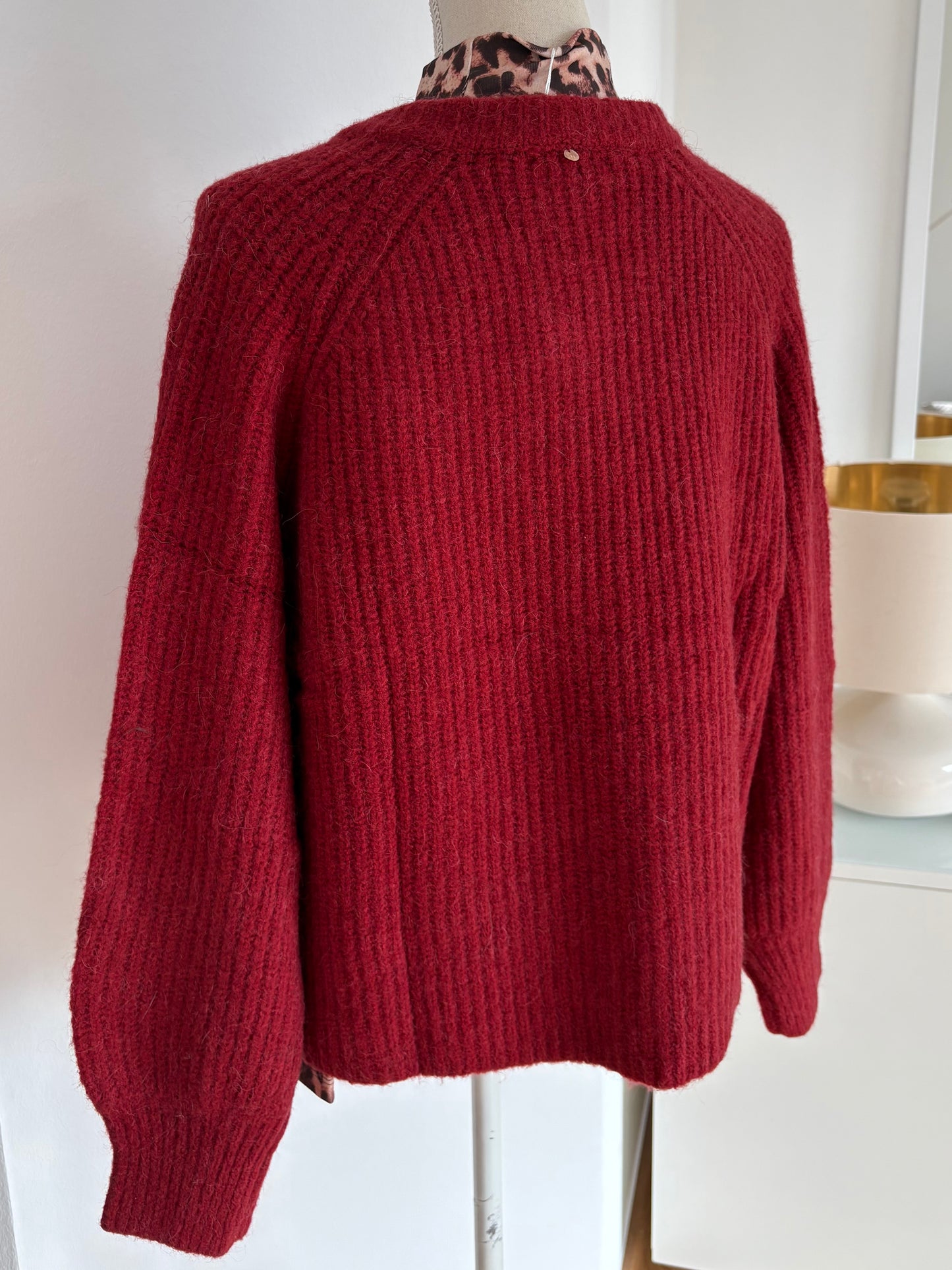 Dunkelroter Alpaka-Woll-Cardigan mit Ballonärmeln