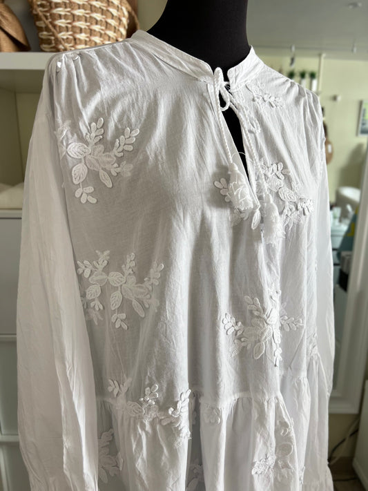 Weißes Tunika-Kleid mit Stickerei