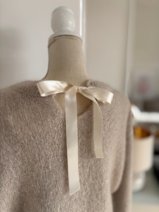 Beiger Mohair-Pullover mit Satin-Schleife