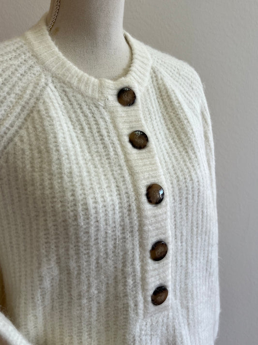 Strickpullover mit Knopfleiste – Wolle & Alpaka – in Creme & Dunkelblau