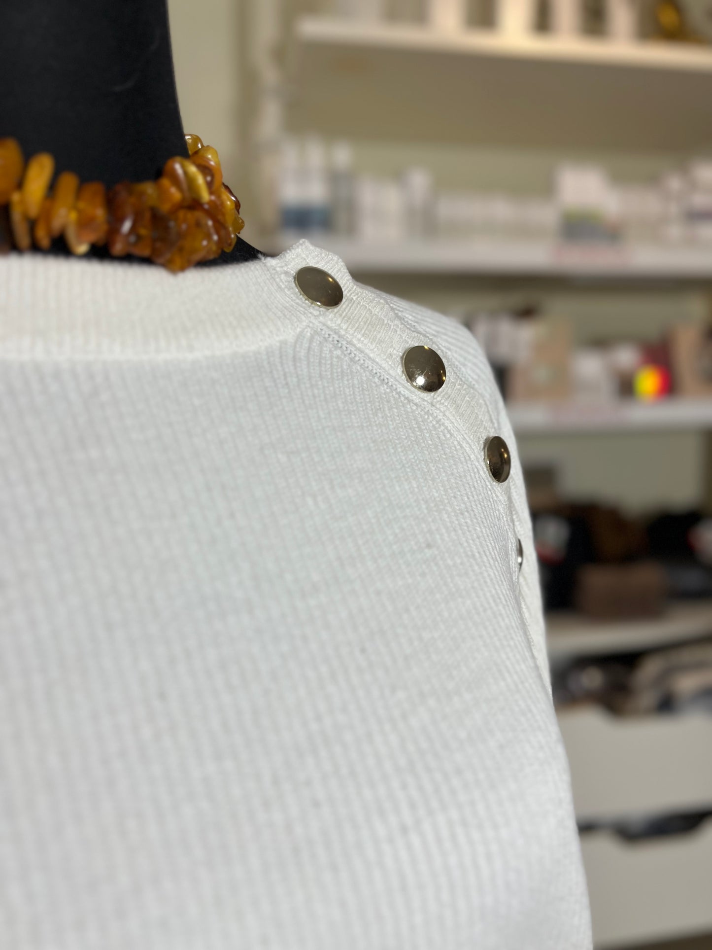 Pullover mit goldenen Knöpfen und Festonkanten