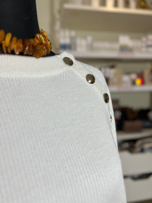 Pullover mit goldenen Knöpfen und Festonkanten