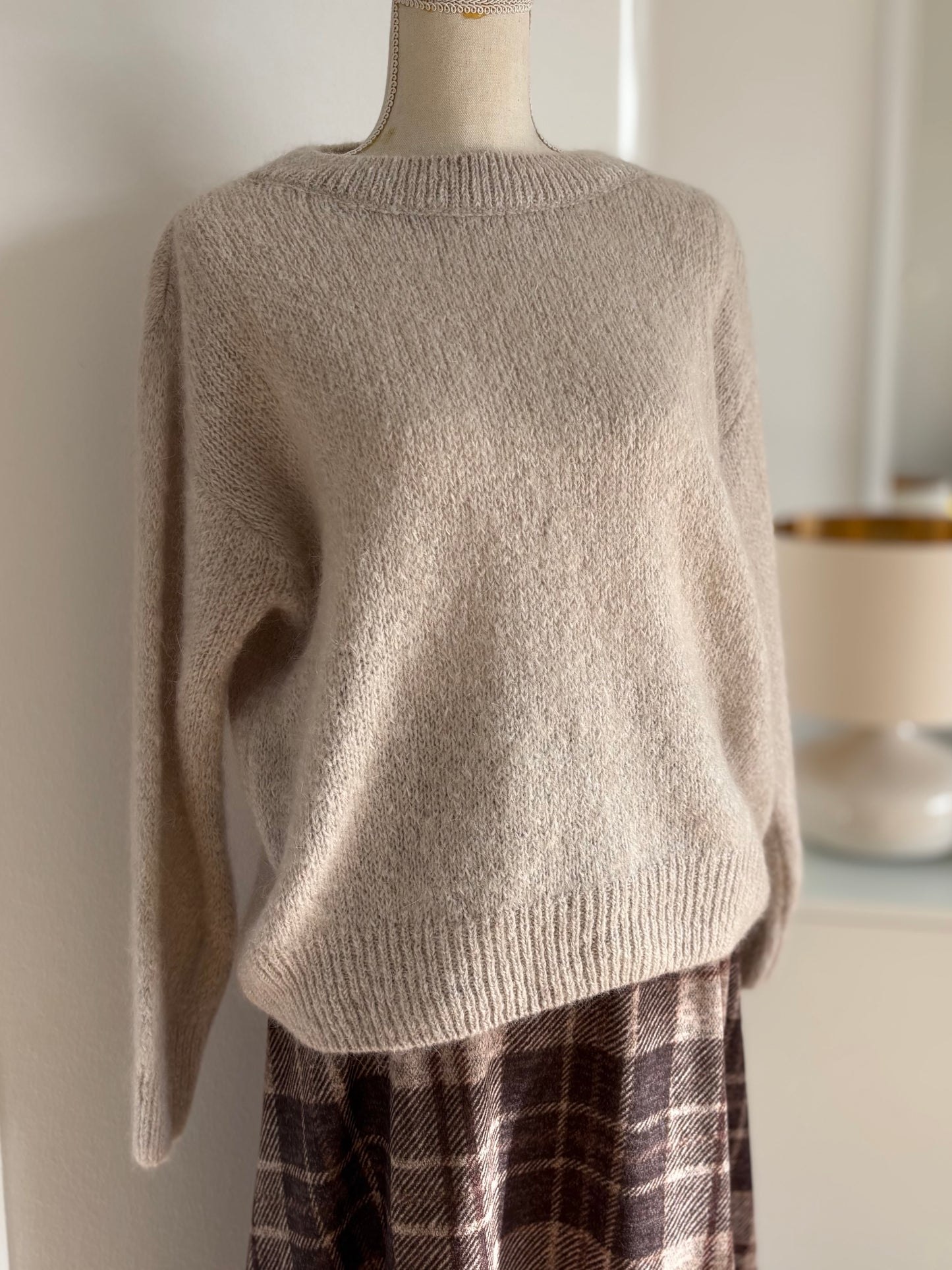 Beiger Mohair-Pullover mit Satin-Schleife