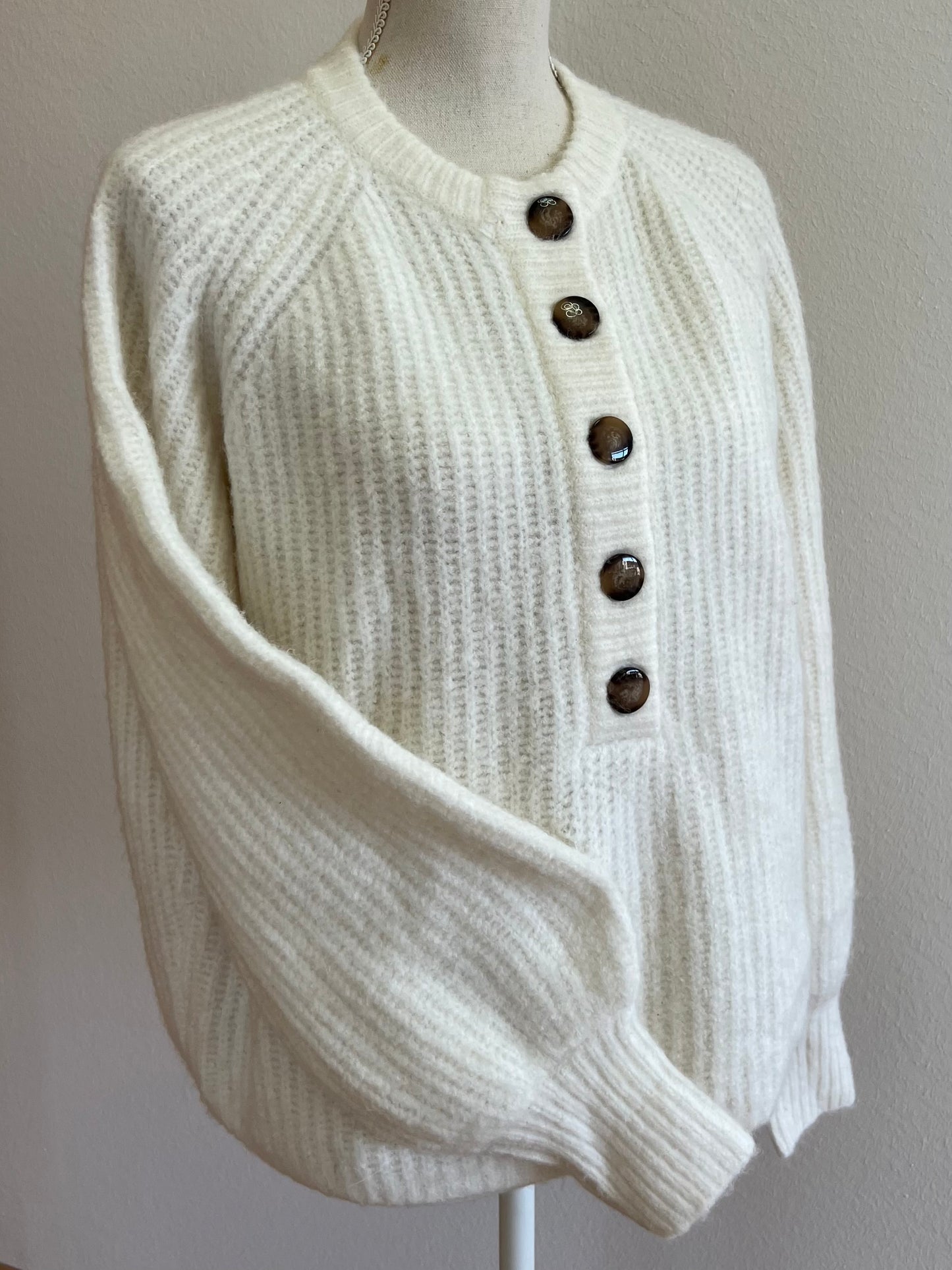 Strickpullover mit Knopfleiste – Wolle & Alpaka – in Creme & Dunkelblau