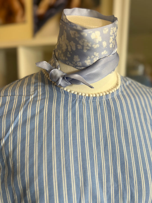 Gestreifte Baumwollbluse mit geknöpfter Rückseite