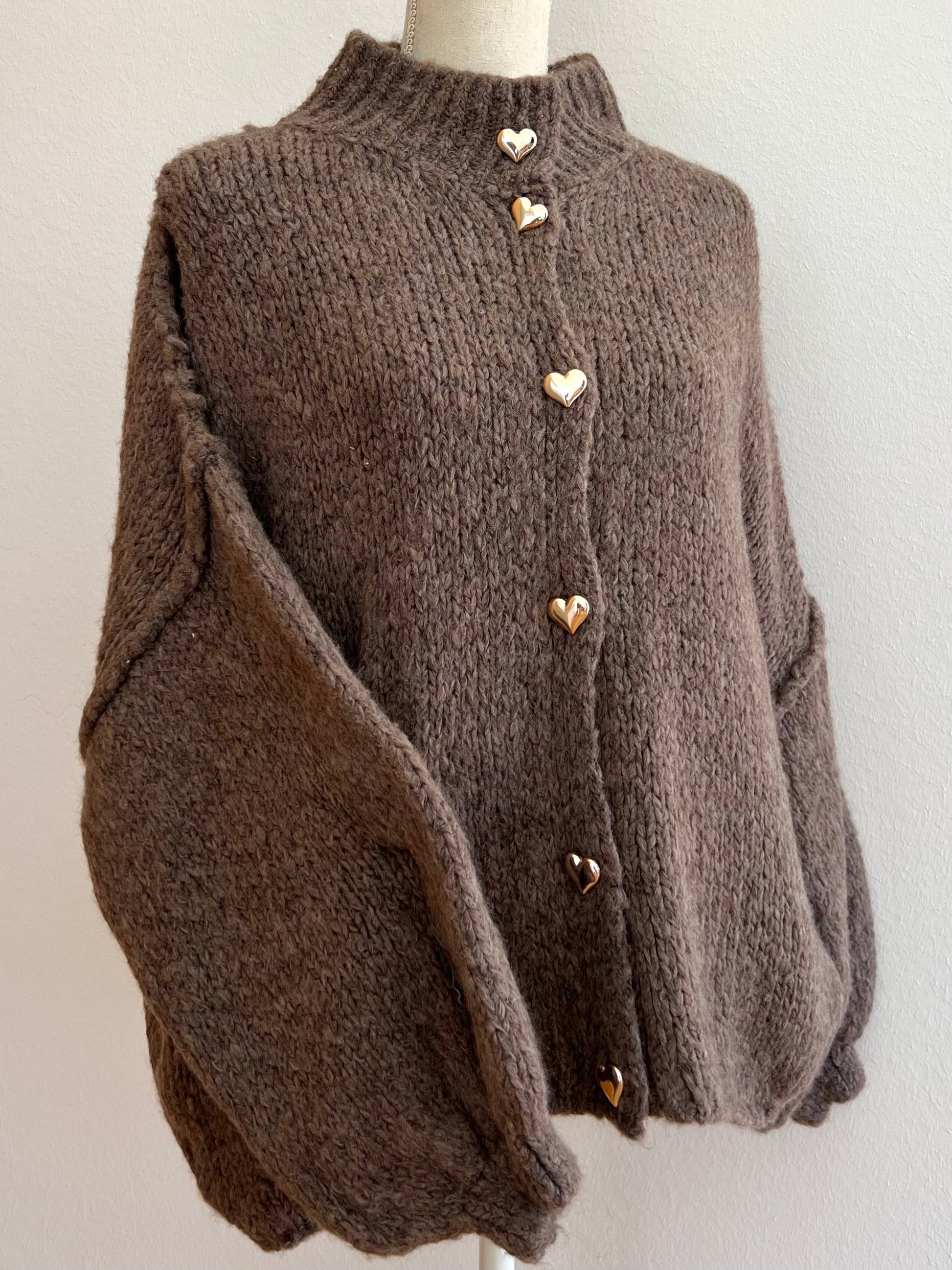 Brauner Oversized-Cardigan für Damen mit goldenen Knöpfen in Herzform, sportlich-eleganter Schnitt, geeignet für Größe 36 bis 46.