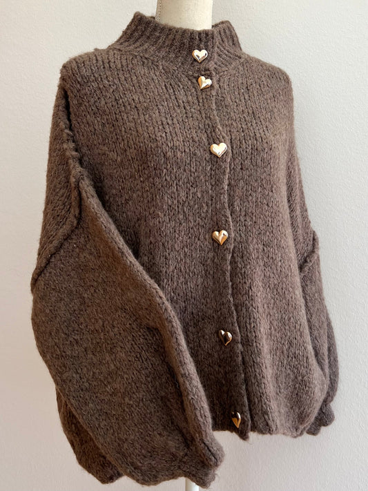 Brauner Oversized-Cardigan für Damen mit goldenen Knöpfen in Herzform, sportlich-eleganter Schnitt, geeignet für Größe 36 bis 46.