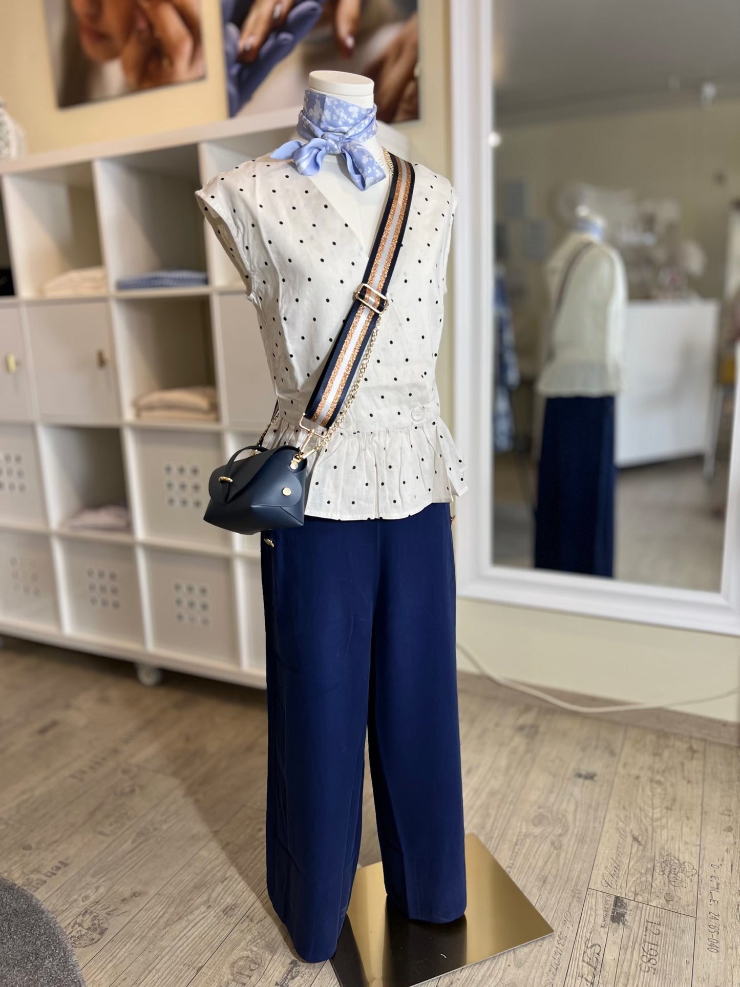 Wickelbluse aus Leinen mit Punktmuster