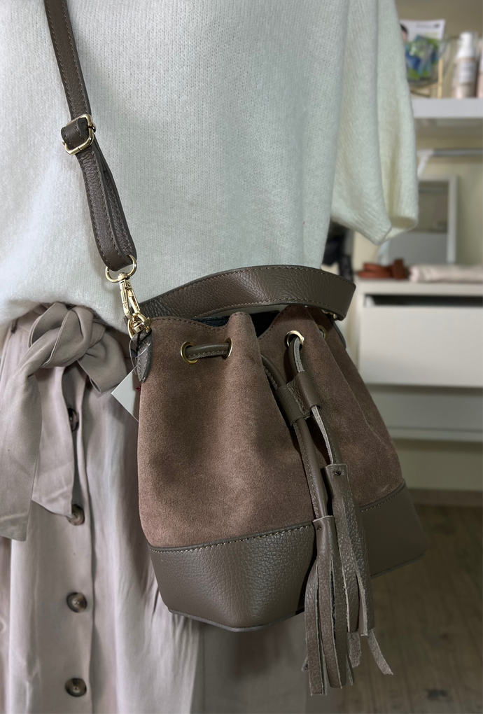 Beuteltasche aus Echtleder in taupe