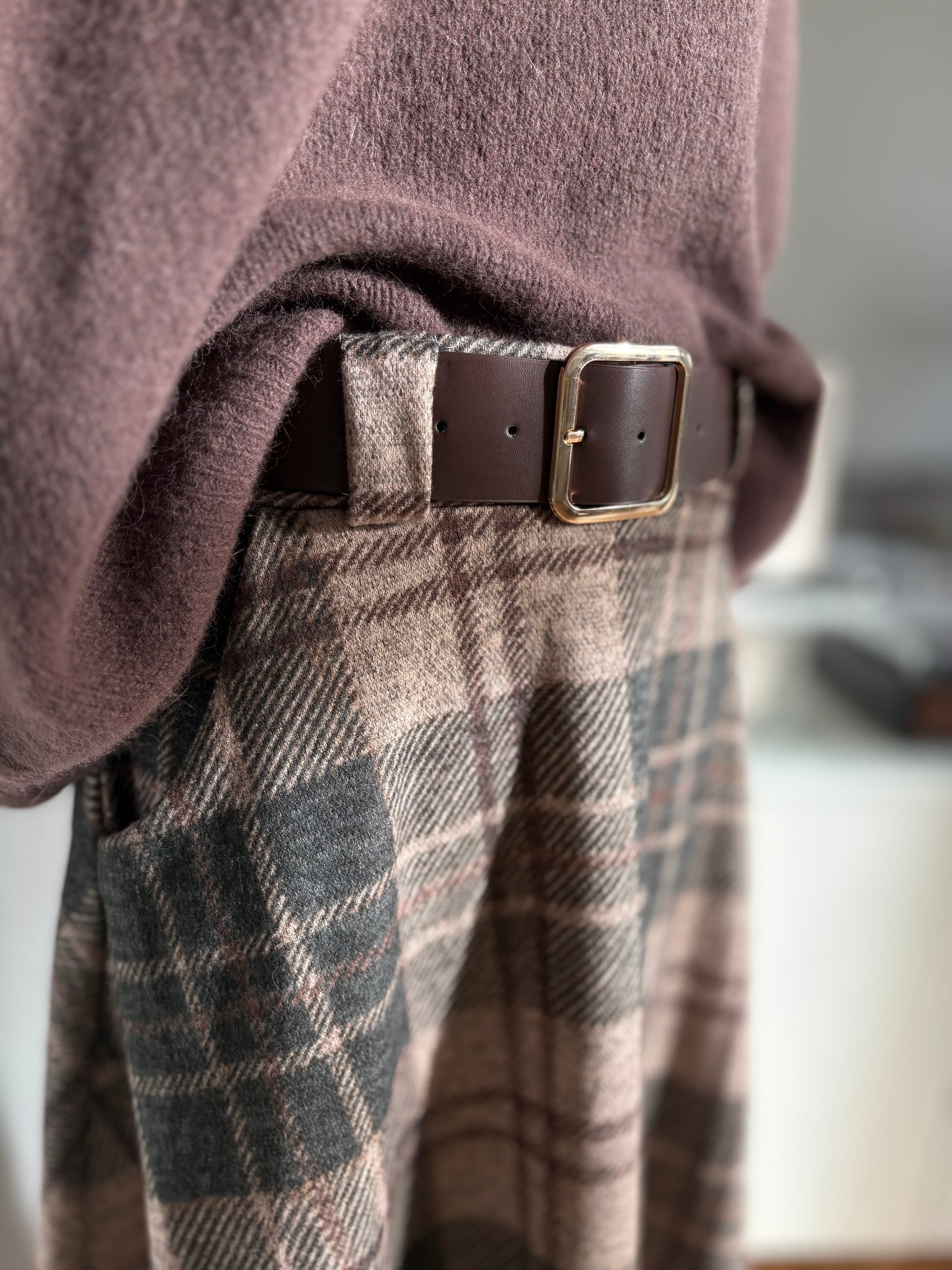 Warmer Karierter Midi-Rock mit Gürtel und Taschen