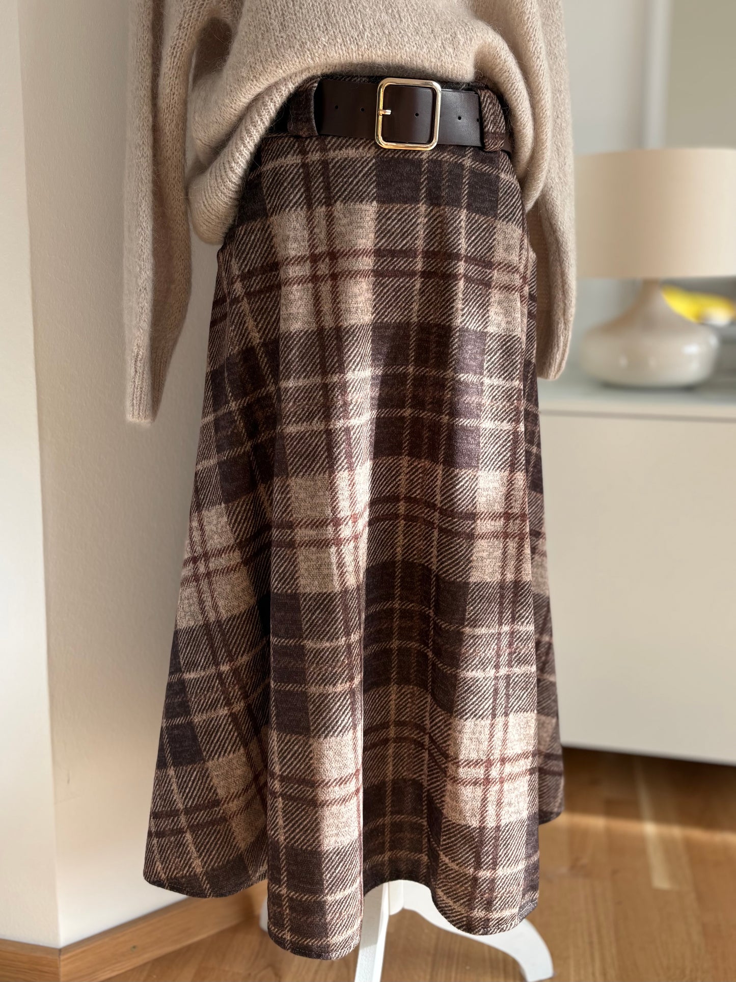 Warmer Karierter Midi-Rock mit Gürtel und Taschen