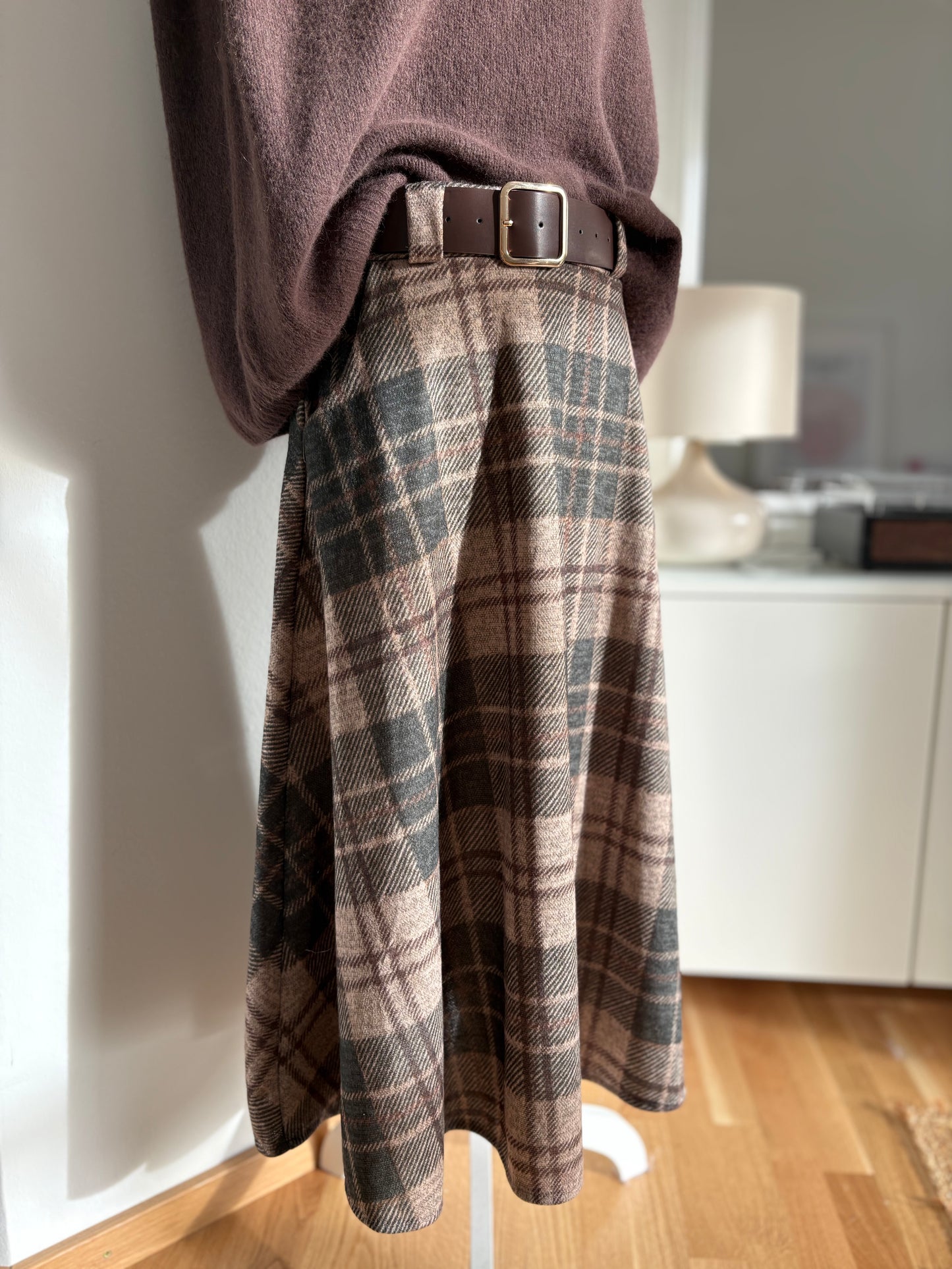 Warmer Karierter Midi-Rock mit Gürtel und Taschen