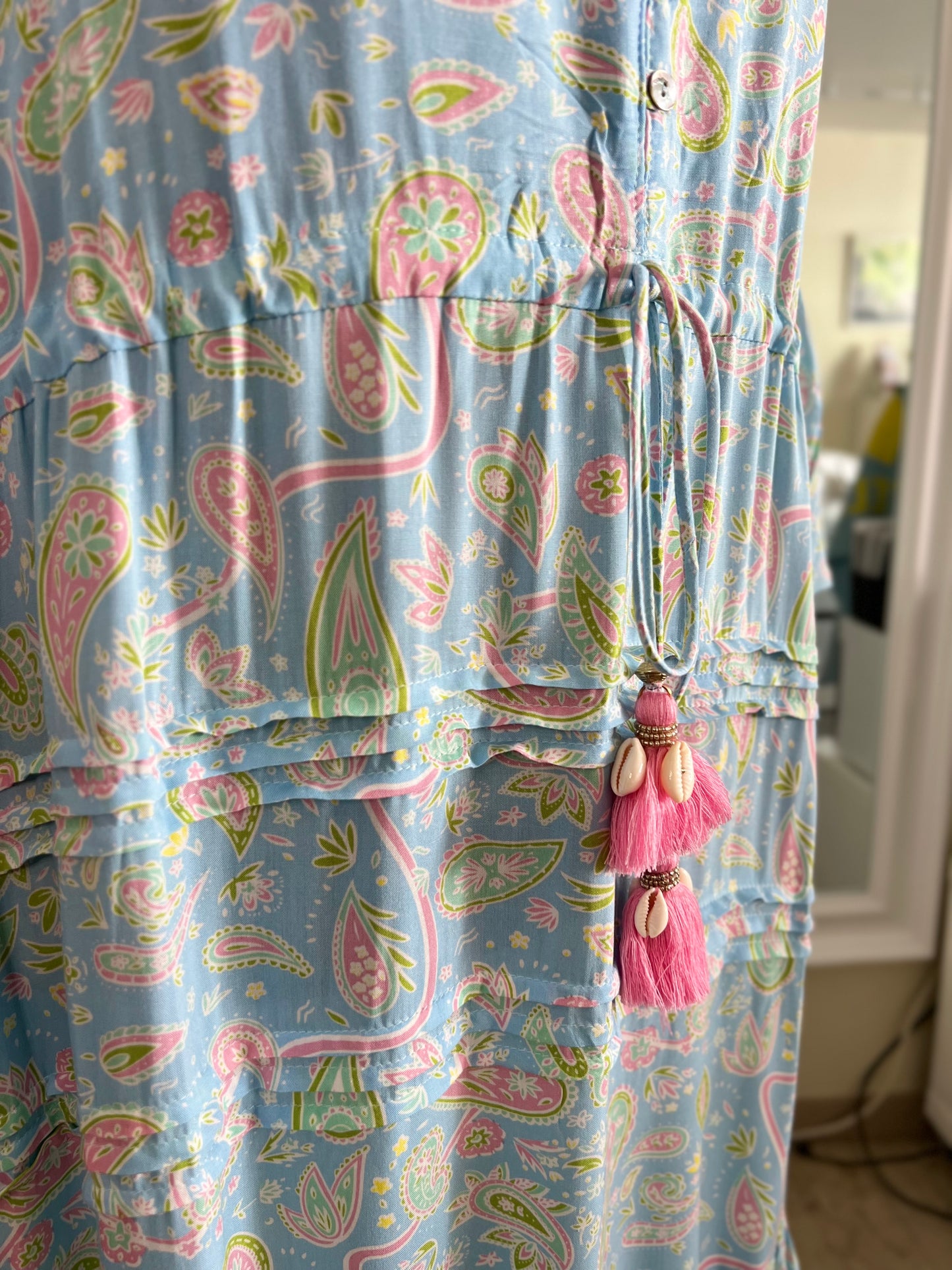 Blaues Maxikleid mit langen Ärmeln und Blumen