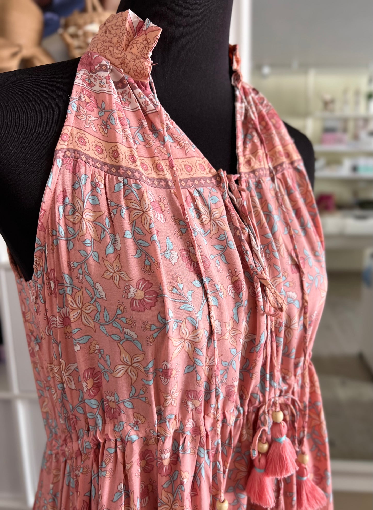 Ärmelloses Maxikleid mit Blumenprint mit Cinch-Taille