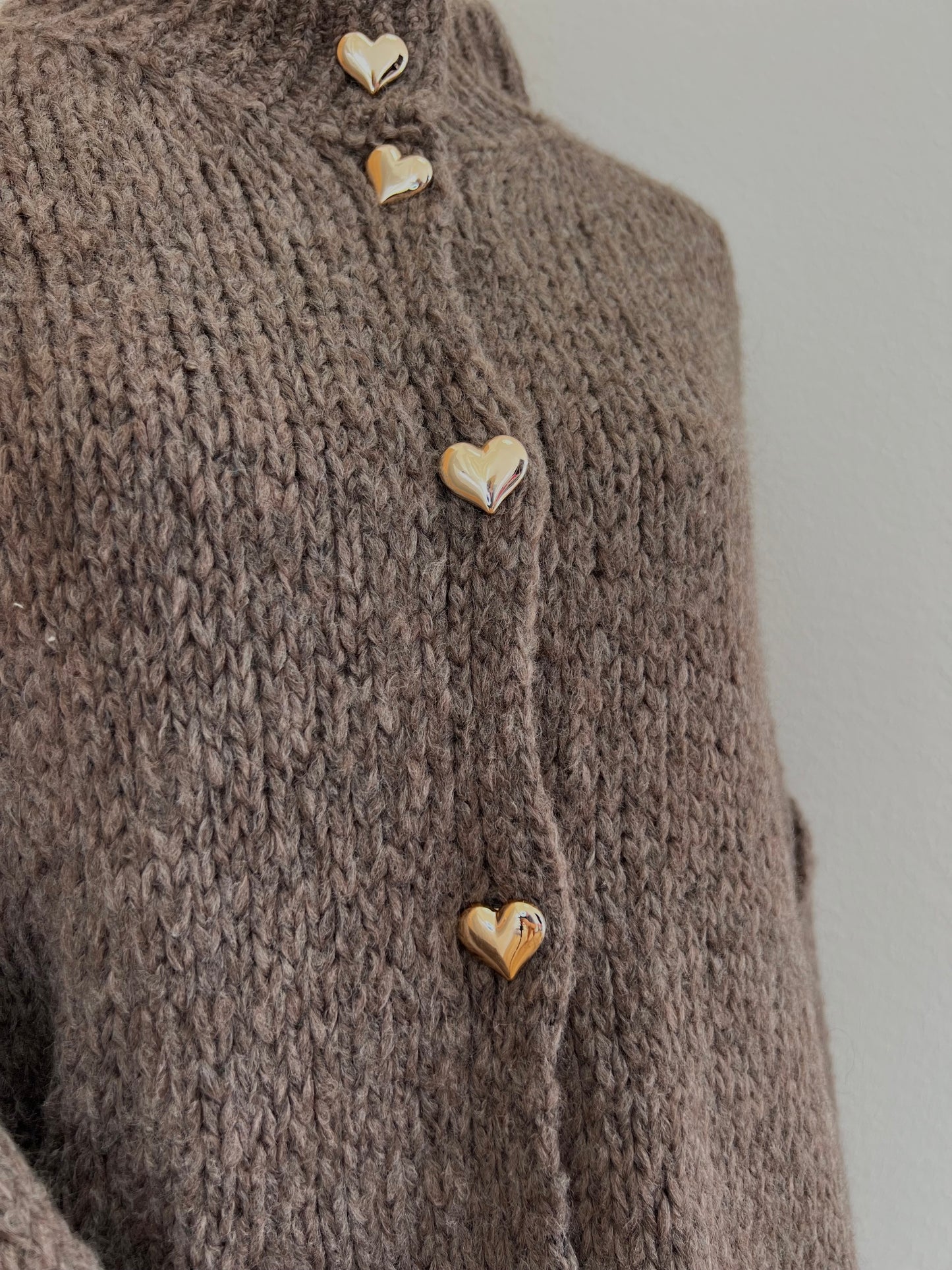 Brauner Oversized-Cardigan für Damen mit goldenen Knöpfen in Herzform, sportlich-eleganter Schnitt, geeignet für Größe 36 bis 46.