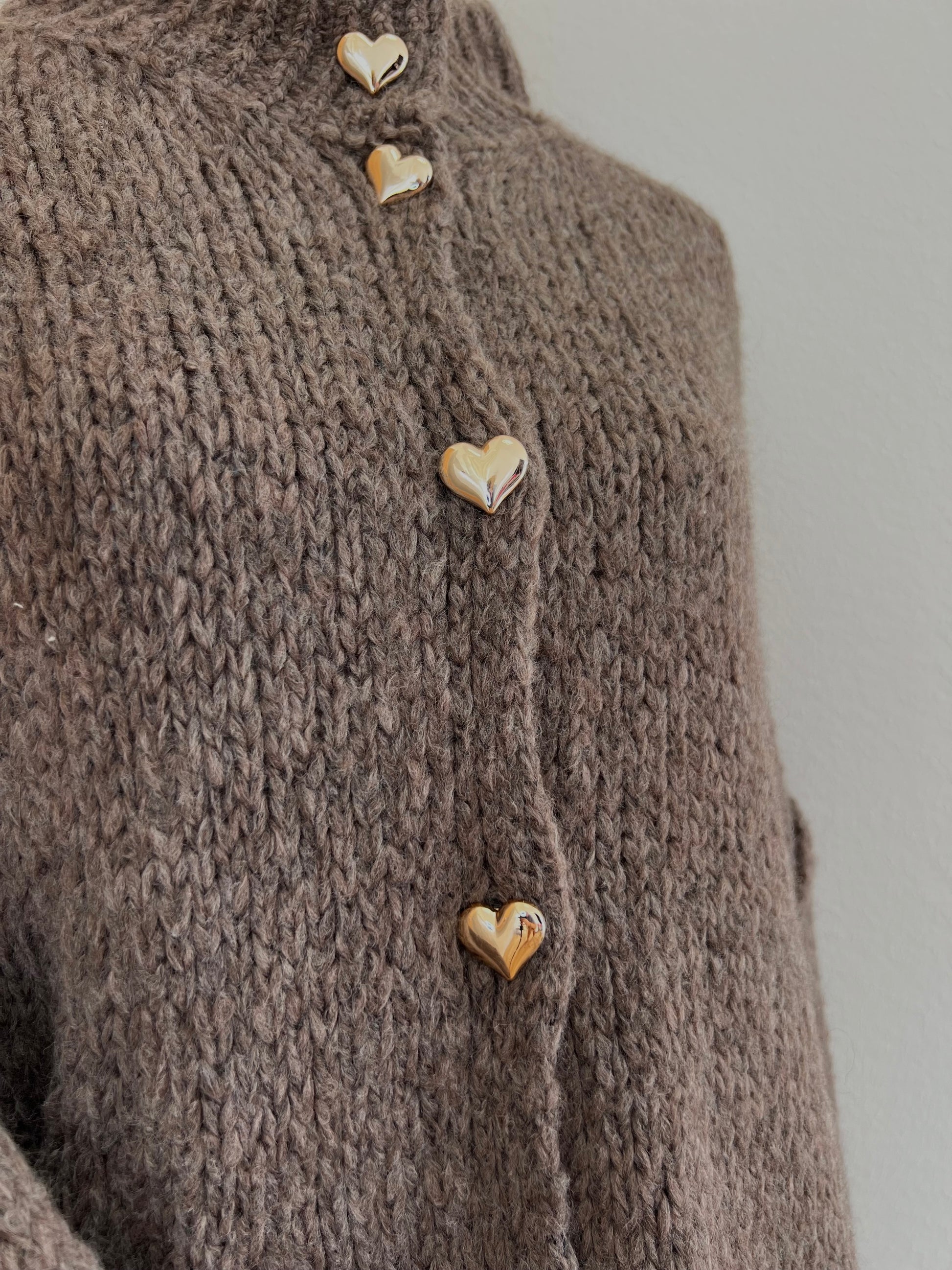 Brauner Oversized-Cardigan für Damen mit goldenen Knöpfen in Herzform, sportlich-eleganter Schnitt, geeignet für Größe 36 bis 46.
