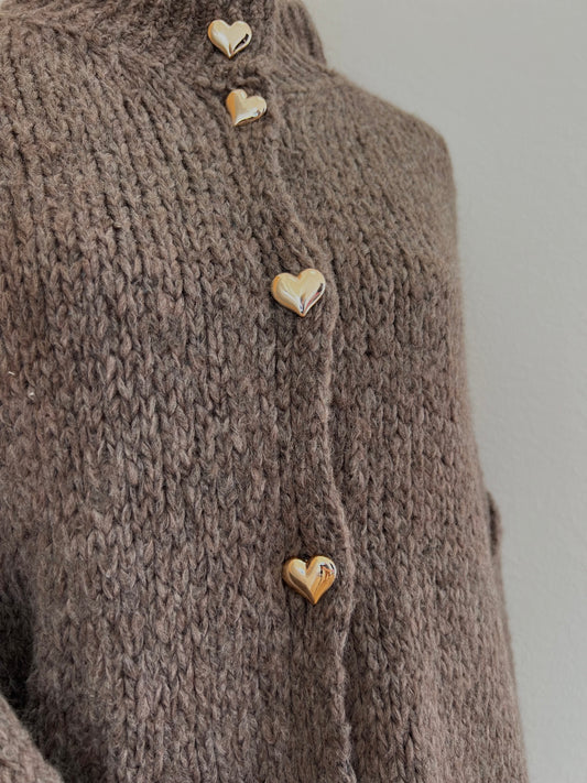 Brauner Oversized-Cardigan für Damen mit goldenen Knöpfen in Herzform, sportlich-eleganter Schnitt, geeignet für Größe 36 bis 46.