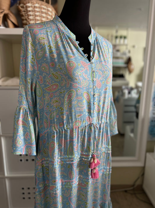 Blaues Maxikleid mit langen Ärmeln und Blumen