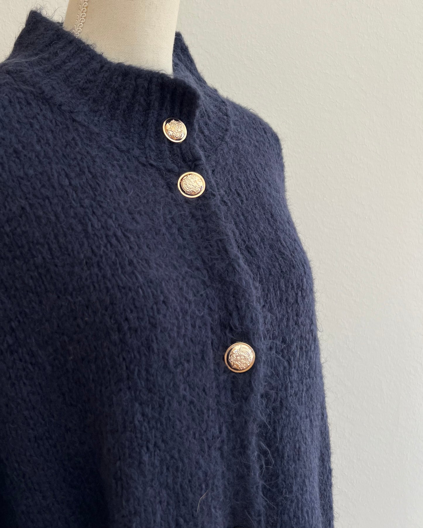 Dunkelblauer Oversized-Cardigan für Damen, locker geschnitten mit goldenen Knöpfen, elegant und vielseitig kombinierbar.