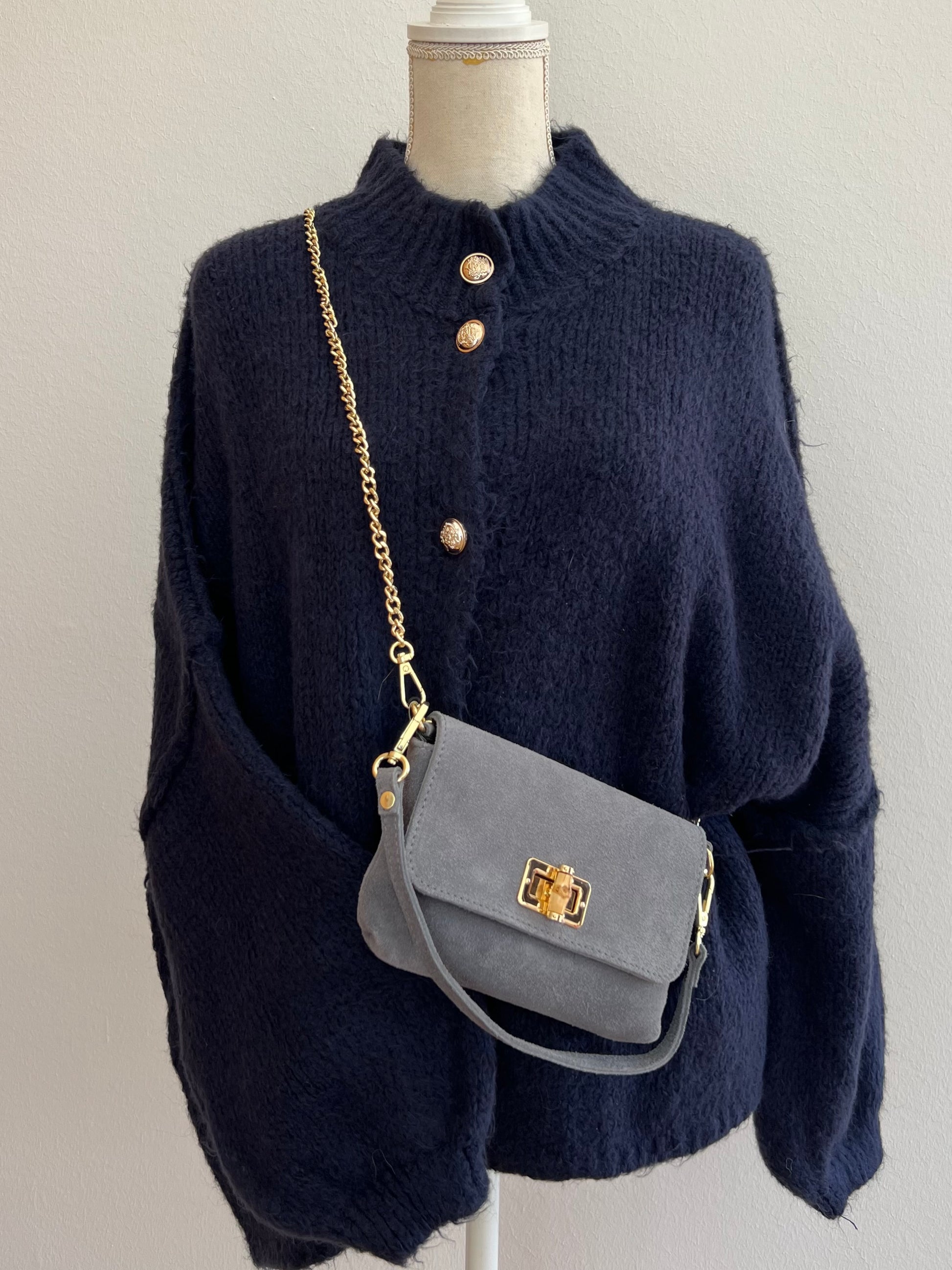 Dunkelblauer Oversized-Cardigan für Damen, locker geschnitten mit goldenen Knöpfen, elegant und vielseitig kombinierbar.