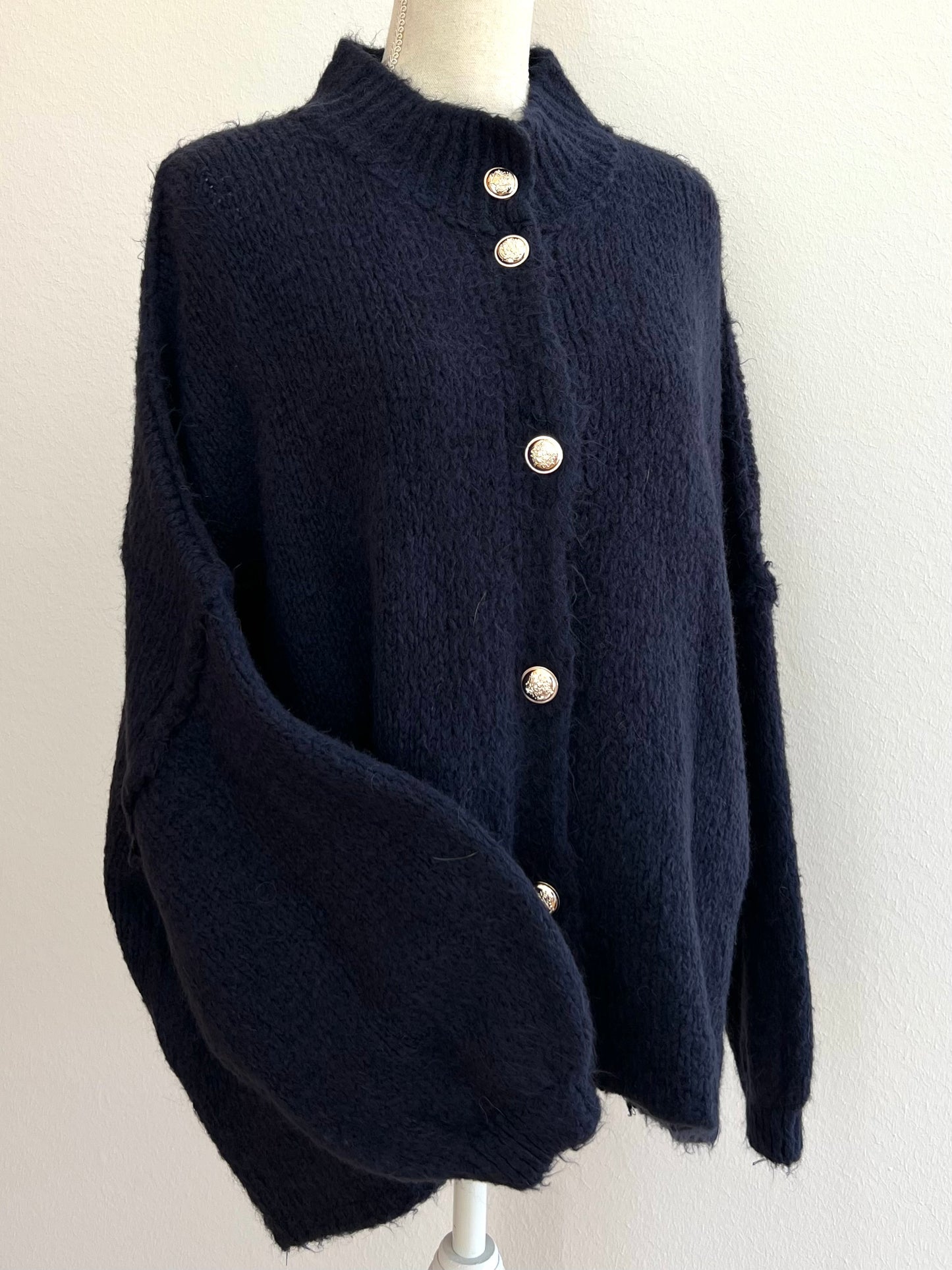 Dunkelblauer Oversized-Cardigan für Damen, locker geschnitten mit goldenen Knöpfen, elegant und vielseitig kombinierbar.