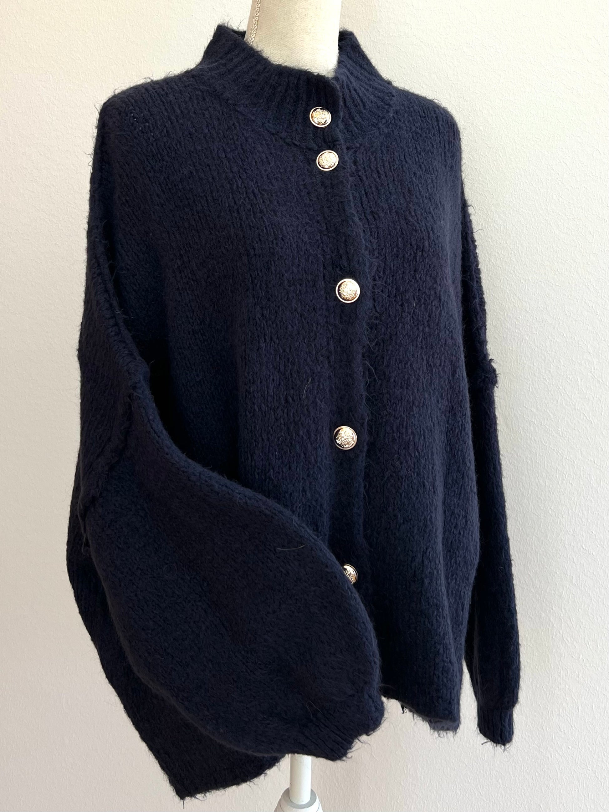 Dunkelblauer Oversized-Cardigan für Damen, locker geschnitten mit goldenen Knöpfen, elegant und vielseitig kombinierbar.