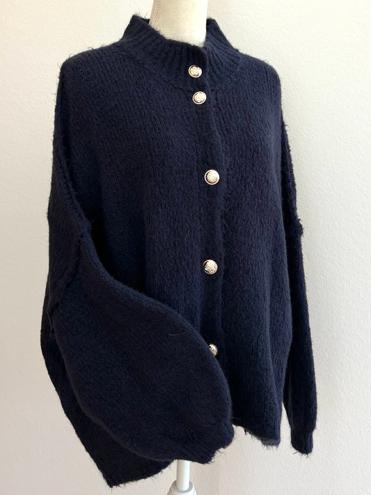 Dunkelblauer Oversized-Cardigan für Damen, locker geschnitten mit goldenen Knöpfen, elegant und vielseitig kombinierbar.