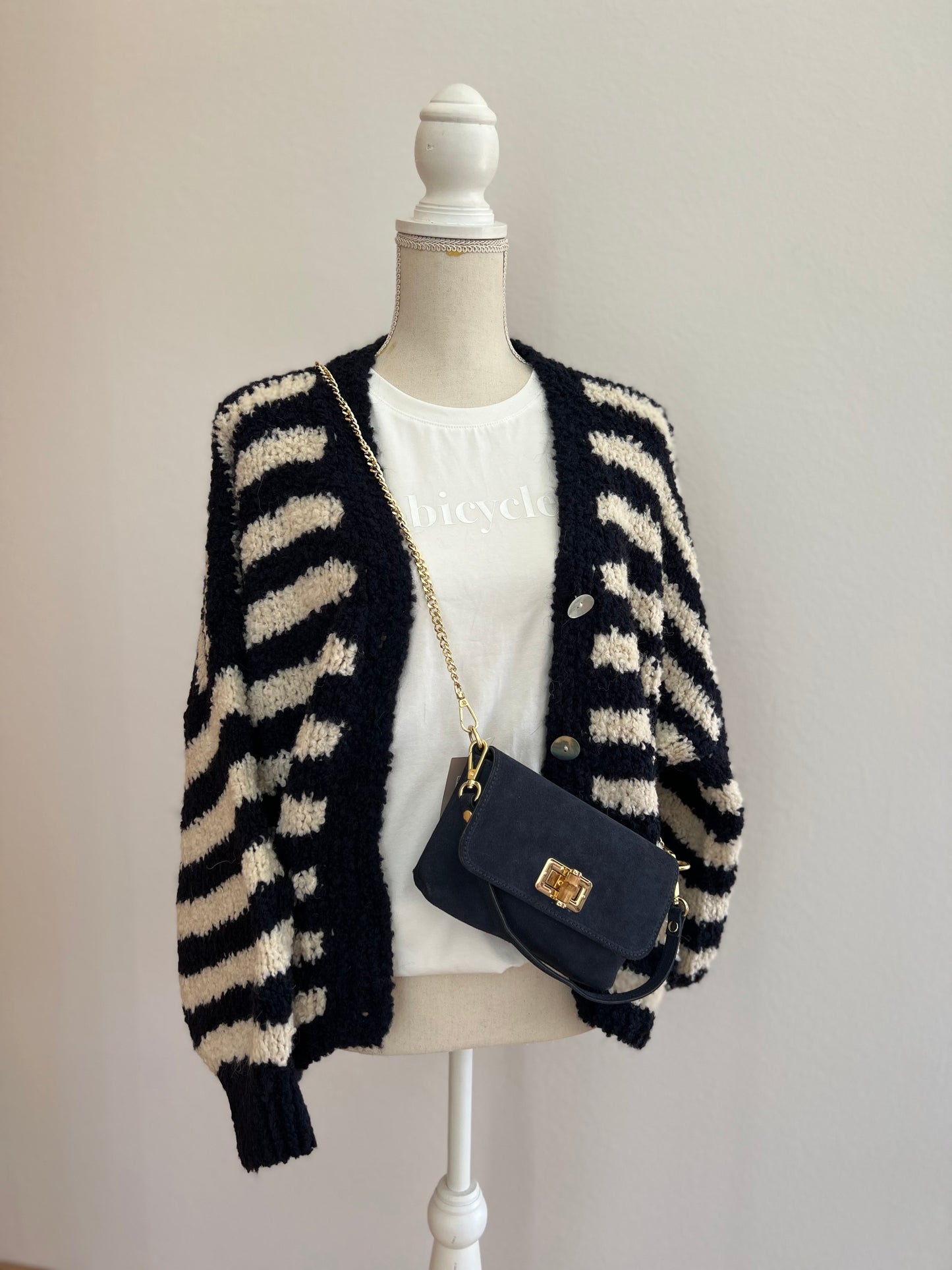 Gestreifter Damen-Cardigan in Dunkelblau und Beige, klassisch-schmal geschnitten mit Perlmuttimitat-Knöpfen, elegante Strickjacke in Einheitsgröße.
Dazu blau Handytasche aus Wildleder 