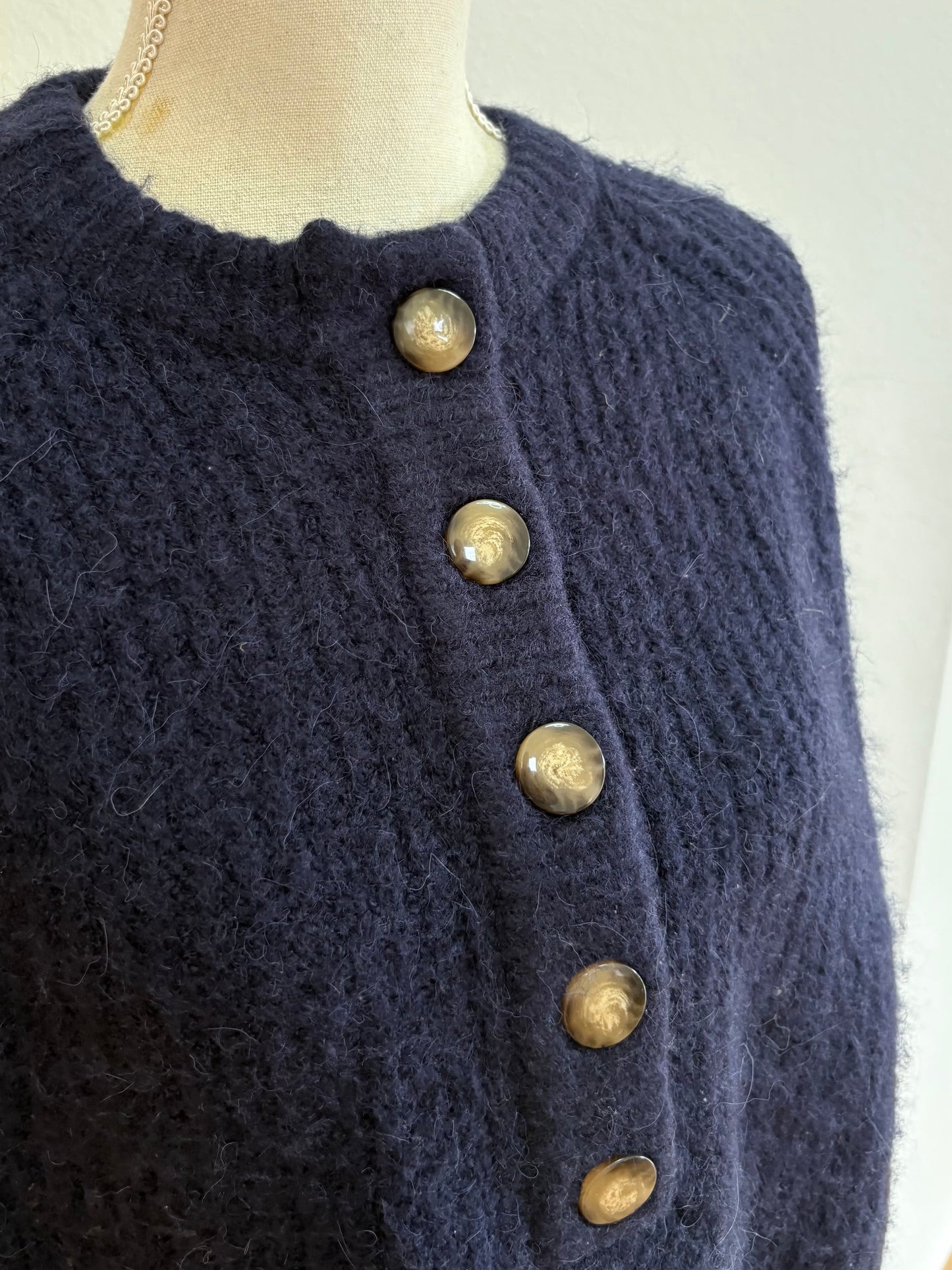 Strickpullover mit Knopfleiste – Wolle & Alpaka – in Creme & Dunkelblau