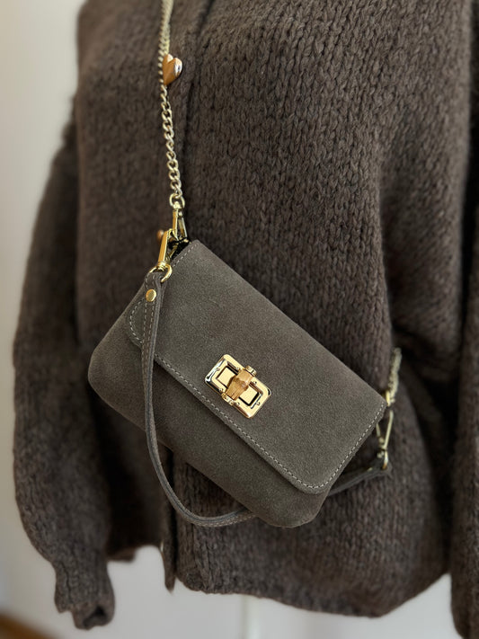 Elegante Handytasche zum Umhängen aus Wildleder – mit goldener Kette