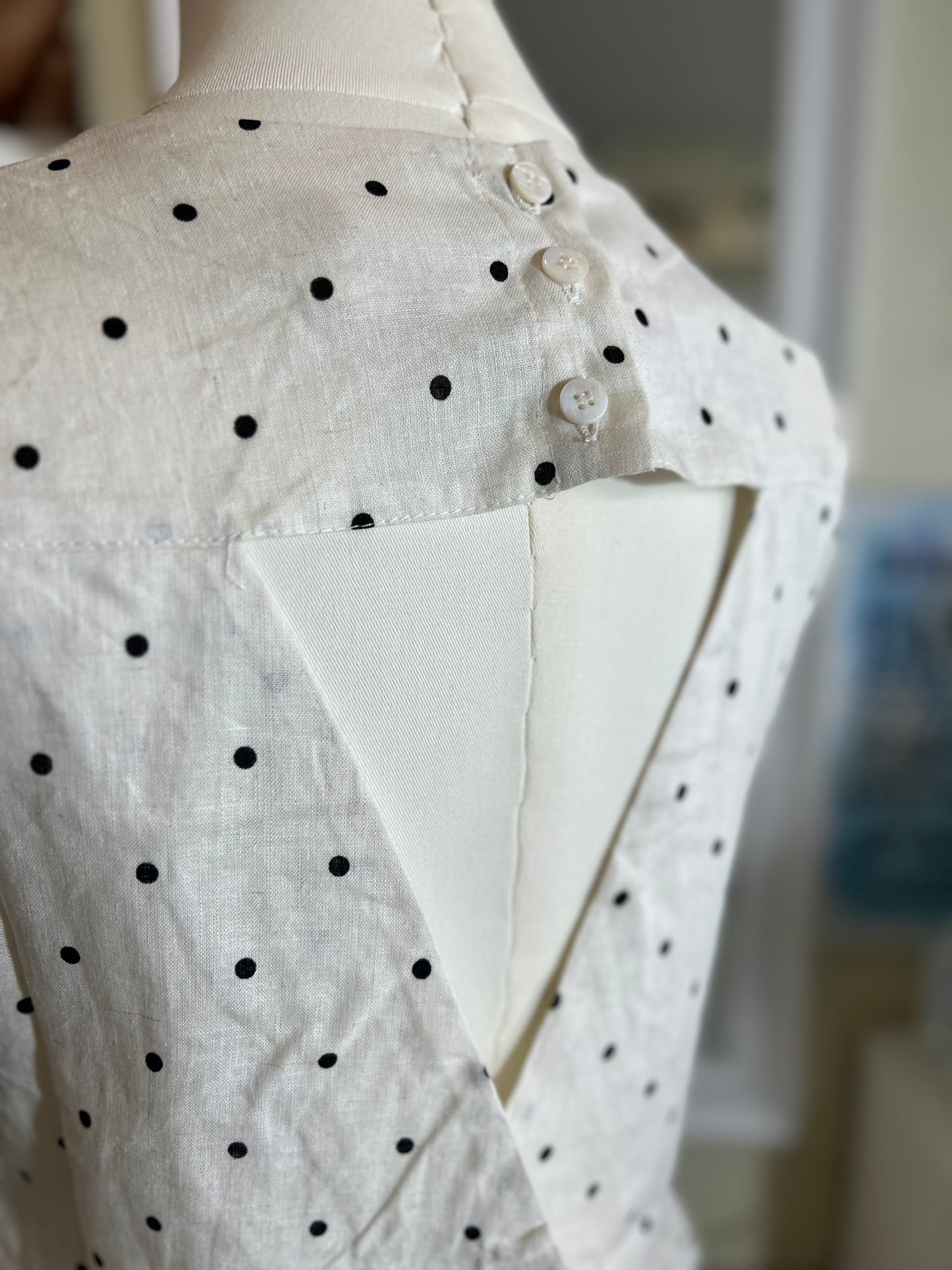 Wickelbluse aus Leinen mit Punktmuster