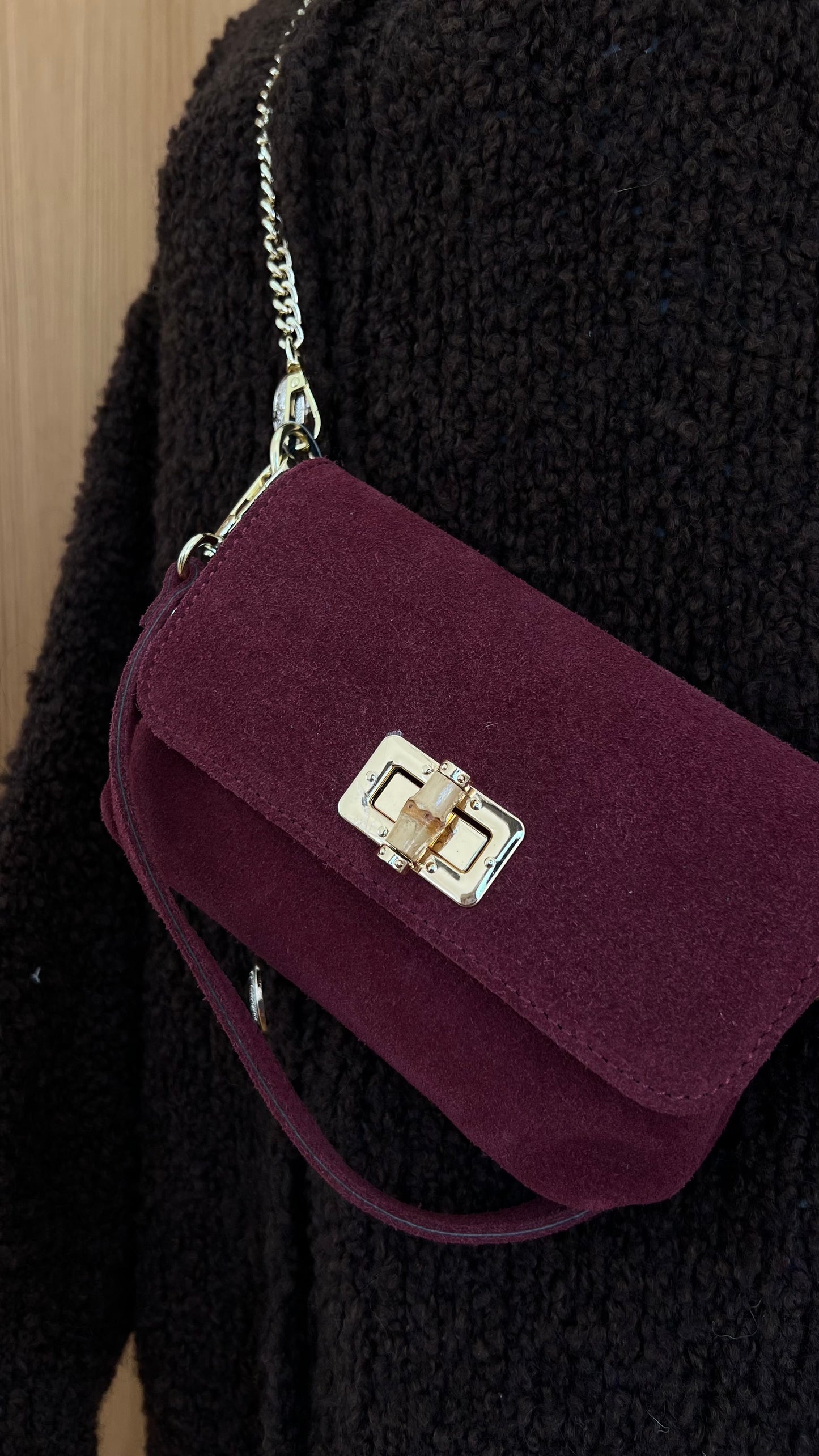 Elegante Handytasche zum Umhängen aus Wildleder – mit goldener Kette