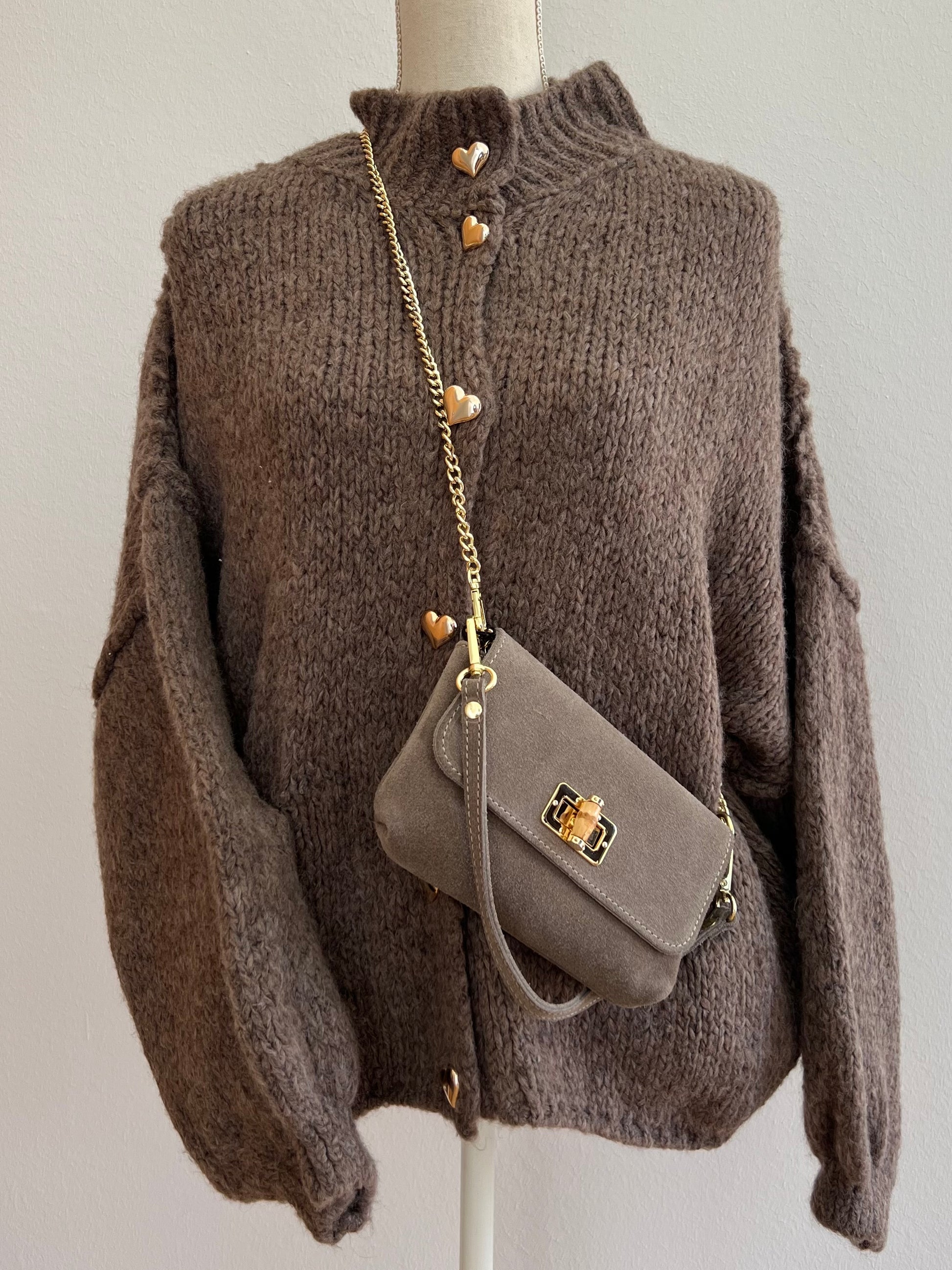 Brauner Oversized-Cardigan für Damen mit goldenen Knöpfen in Herzform, sportlich-eleganter Schnitt, geeignet für Größe 36 bis 46.