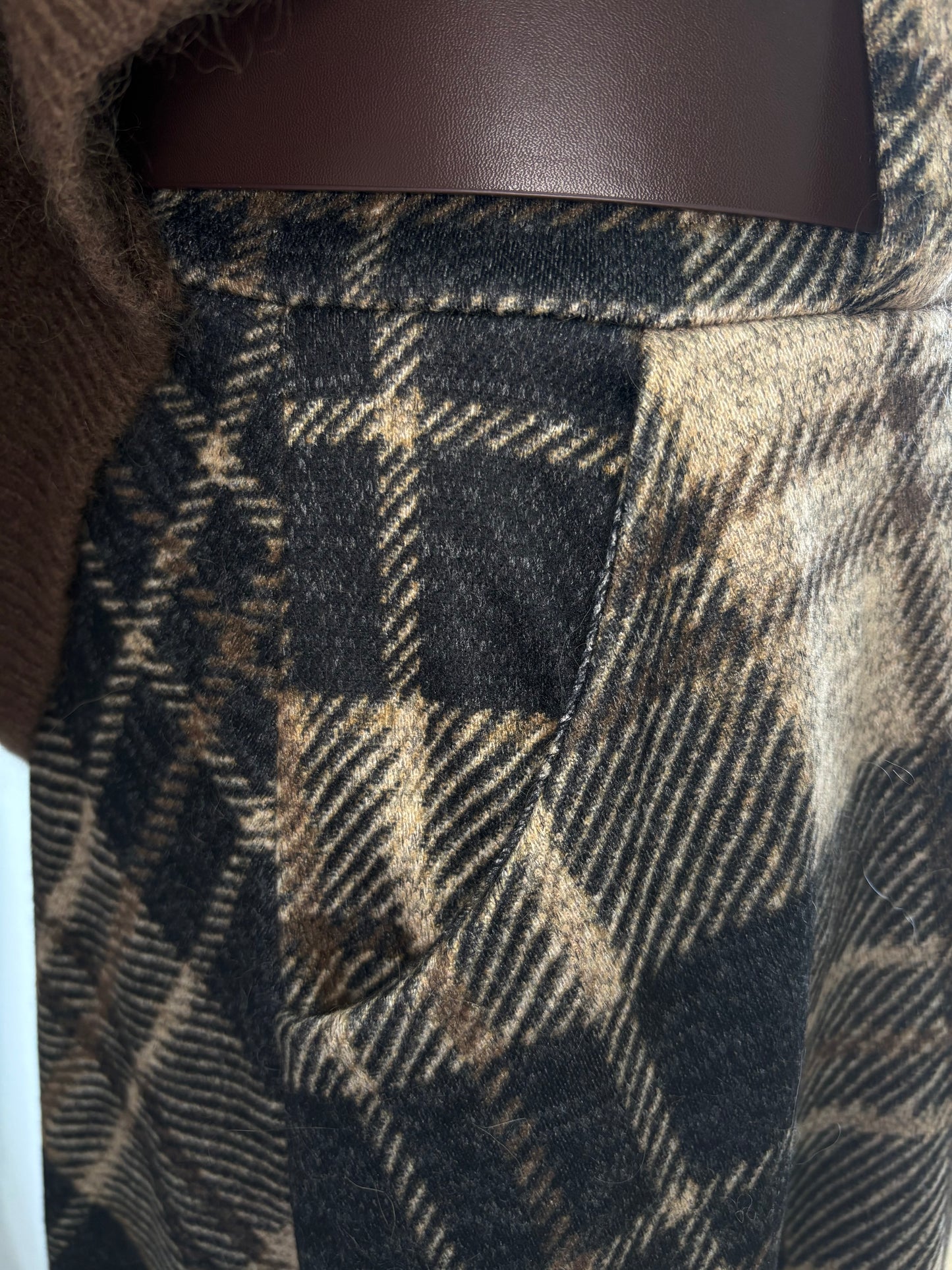 Warmer Karierter Midi-Rock mit Gürtel und Taschen