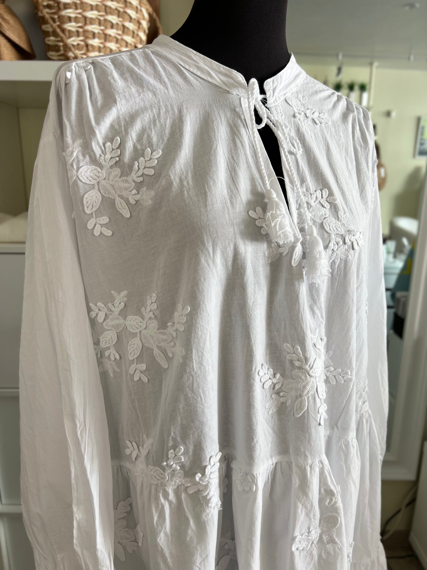 Weißes Tunika-Kleid mit Stickerei