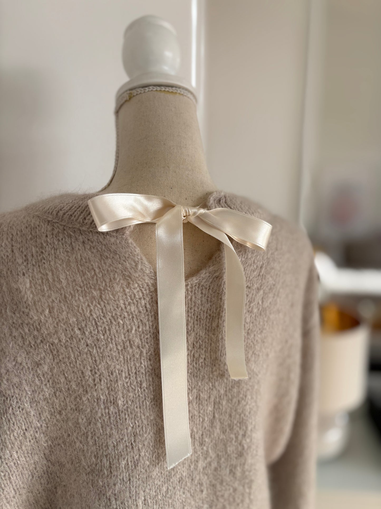 Beiger Mohair-Pullover mit Satin-Schleife