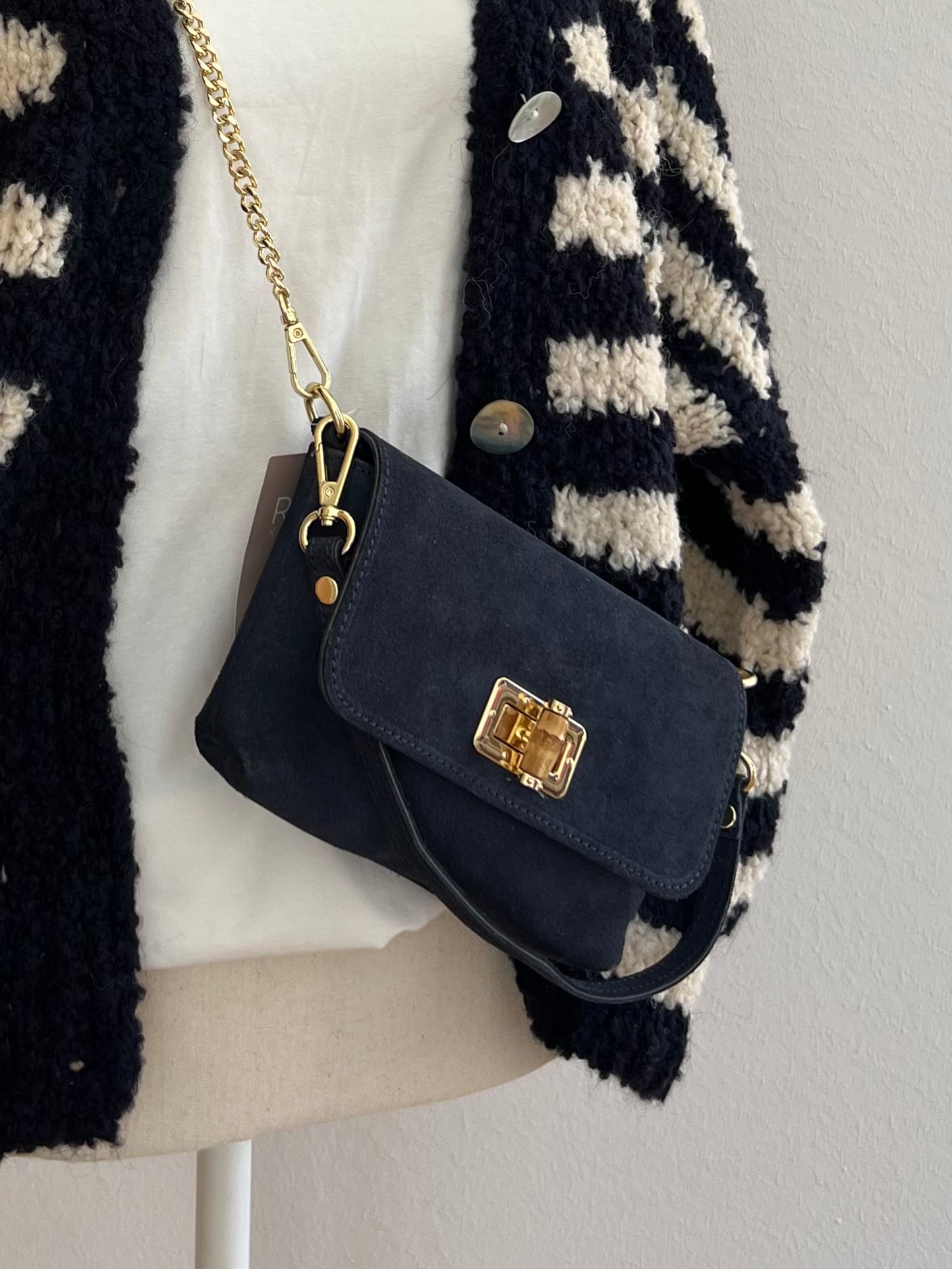 Elegante Handytasche zum Umhängen aus Wildleder – mit goldener Kette