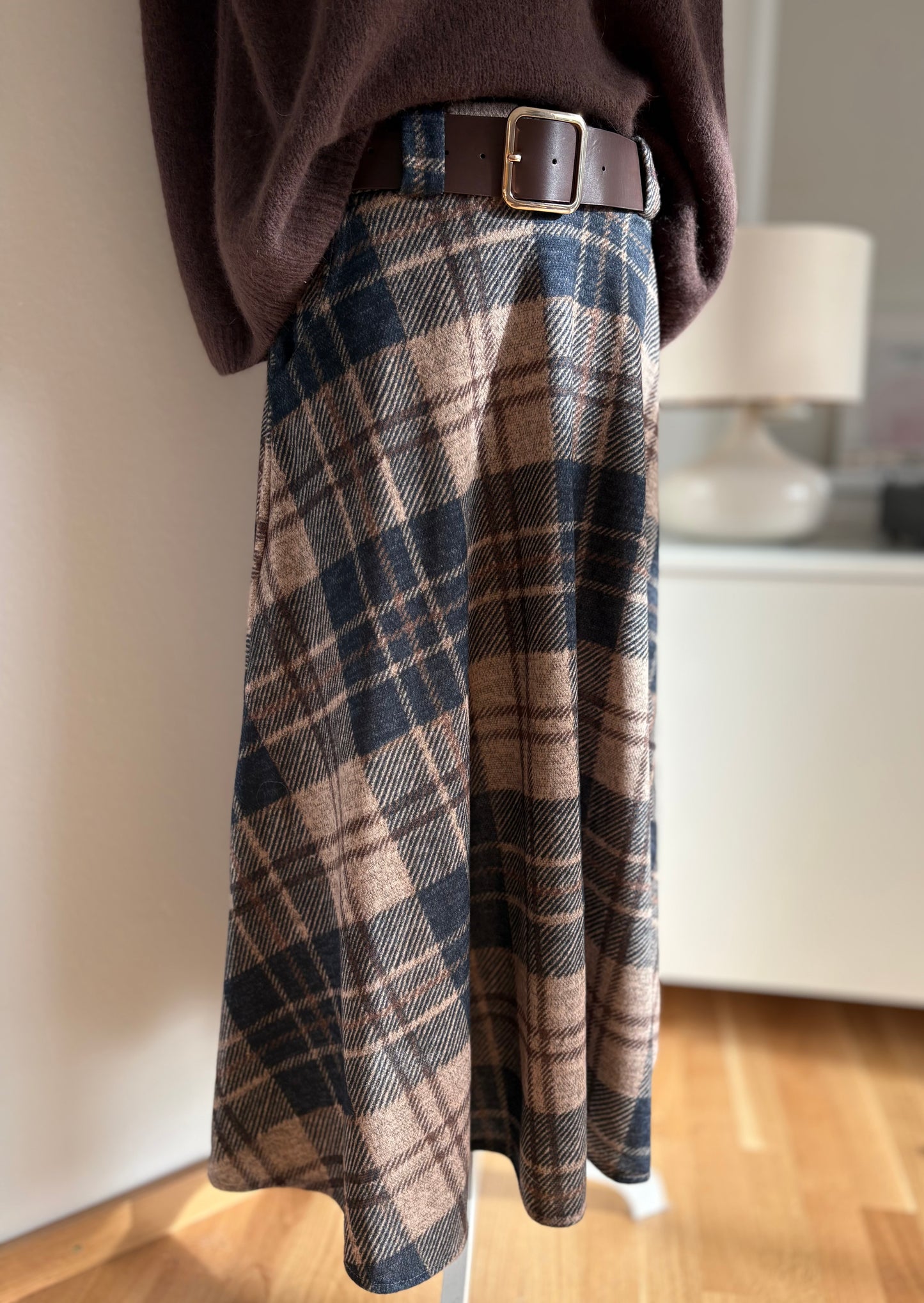 Warmer Karierter Midi-Rock mit Gürtel und Taschen