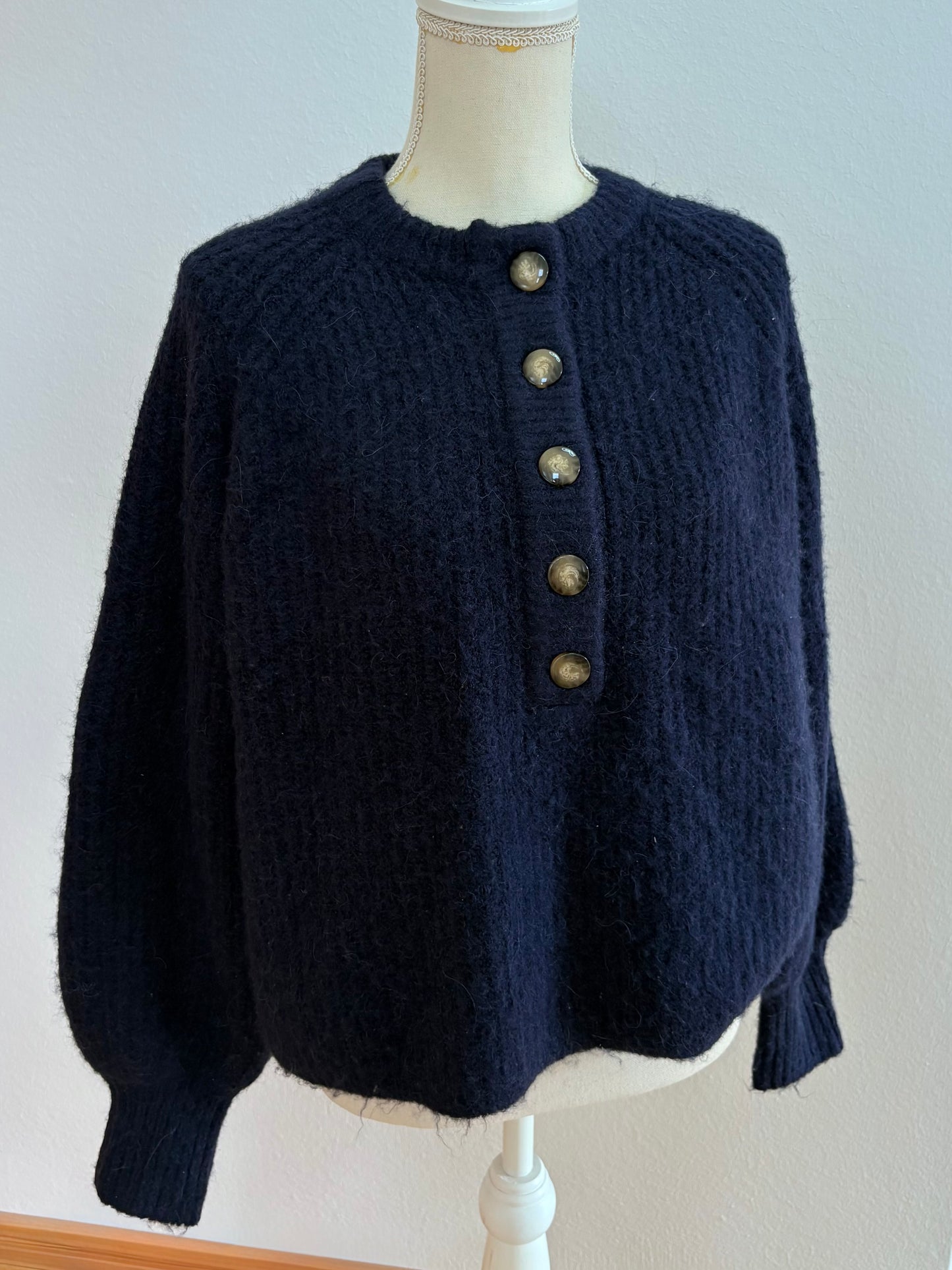 Strickpullover mit Knopfleiste – Wolle & Alpaka – in Creme & Dunkelblau