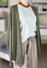 Lade das Bild in den Galerie-Viewer, Oversized Cardigan mit groben Nähten
