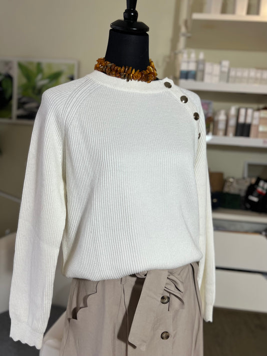 Pullover mit goldenen Knöpfen und Festonkanten