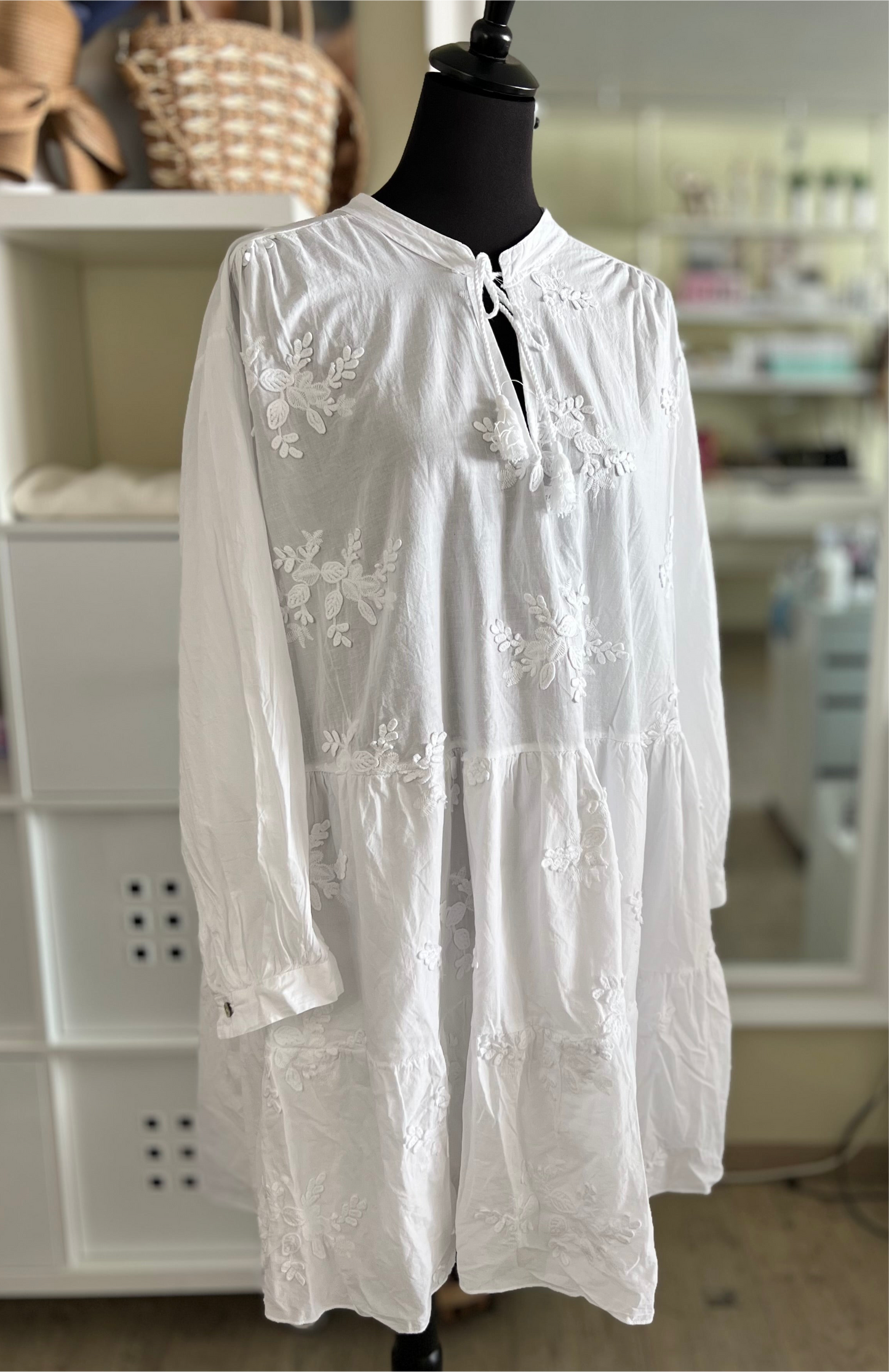 Weißes Tunika-Kleid mit Stickerei