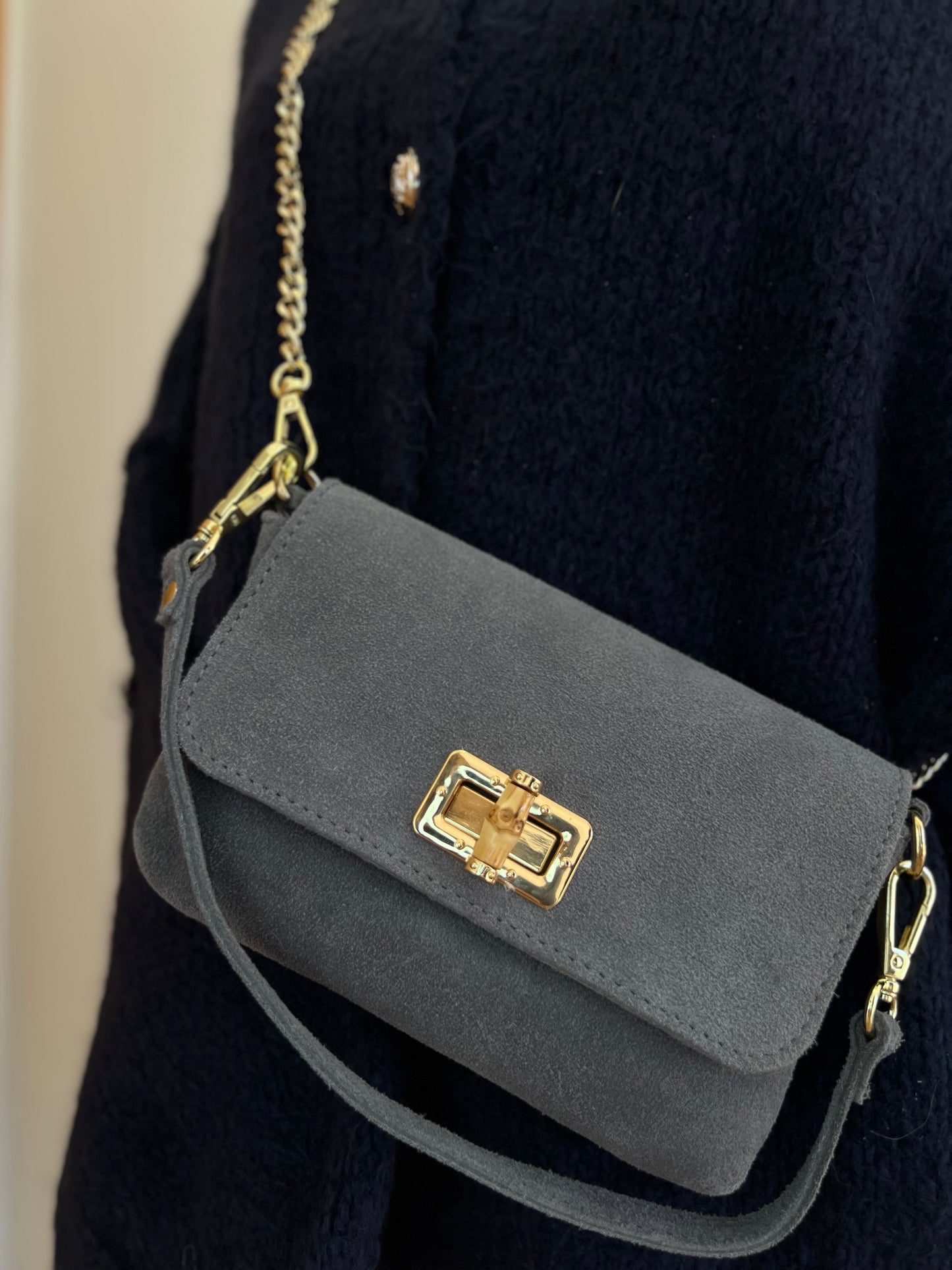 Elegante Handytasche zum Umhängen aus Wildleder – mit goldener Kette