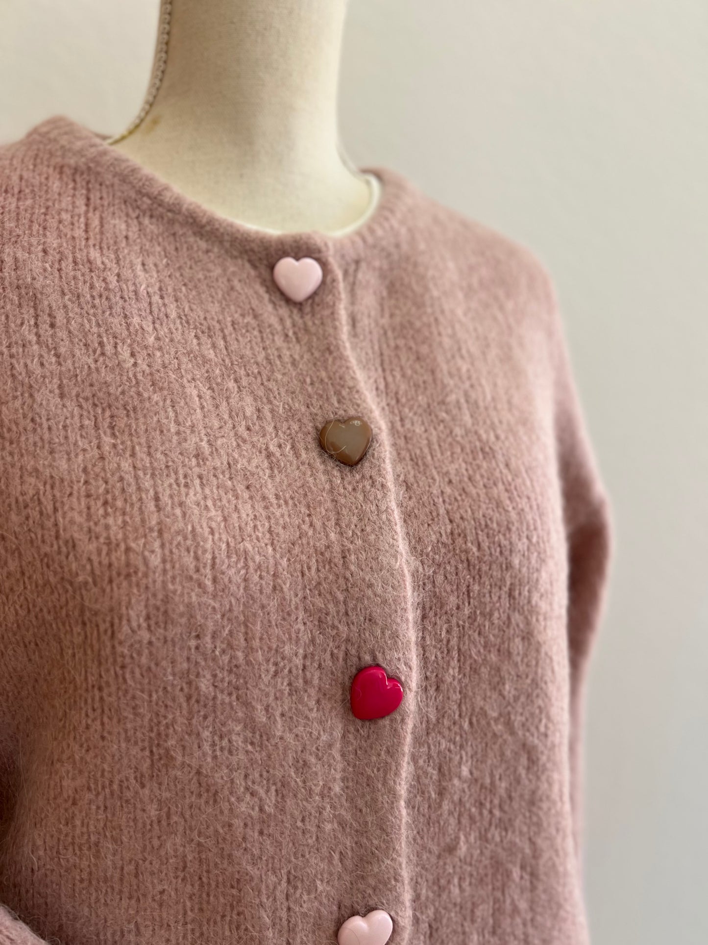 Eleganter Damen-Cardigan mit Herz-Knöpfen