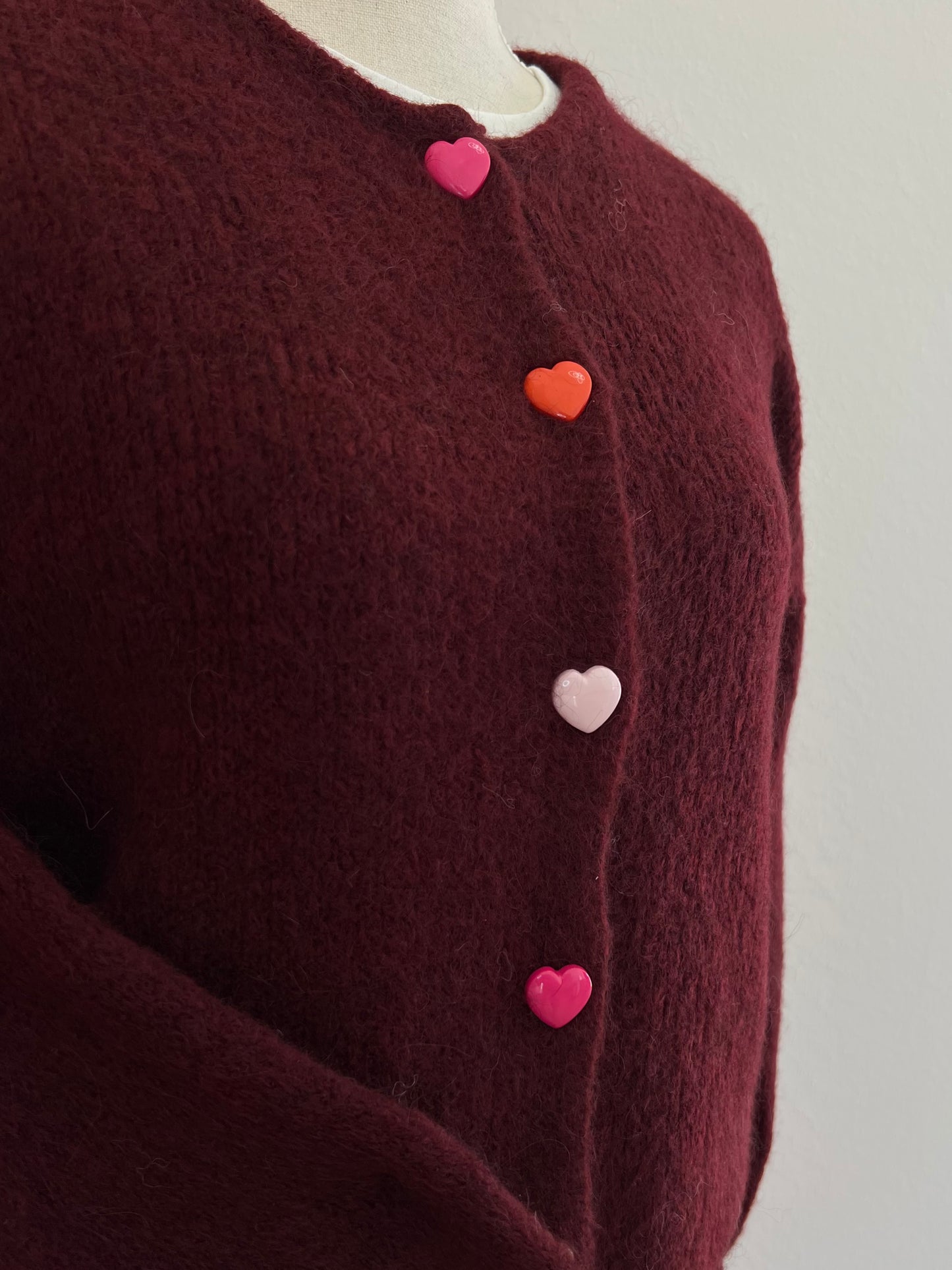 Eleganter Damen-Cardigan mit Herz-Knöpfen